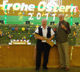 Vorsitzender L. Jaschinski mit dem Erbauer der Maschine Walter Bergmann